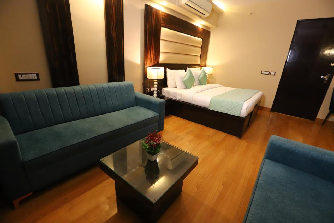 The Palm Spring A Boutique Hotel Naraina New Delhi Exterior photo