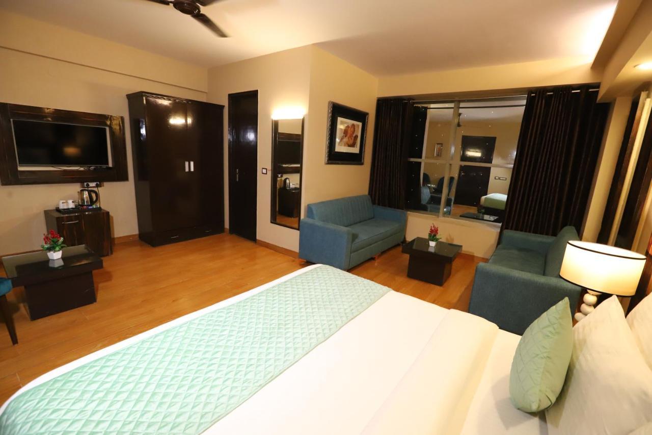 The Palm Spring A Boutique Hotel Naraina New Delhi Exterior photo